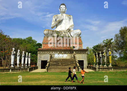 Statue du Bouddha géant au Wat Ek Phnom temple près de la ville de Battambang, Cambodge. Banque D'Images