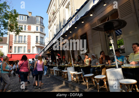 Les gens assis dans un café en plein air de la Place du Tertre, Montmartre, Paris Banque D'Images