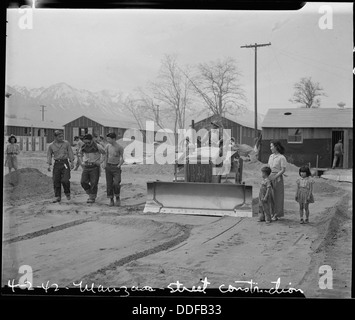 Manzanar, en Californie. Une rue est constucted à ce centre de compétence pour la réinstallation de guerre eva . . . 536014 Banque D'Images