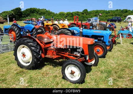 Les tracteurs d'époque classique, vieux tracteurs sur l'affichage, England, UK Banque D'Images