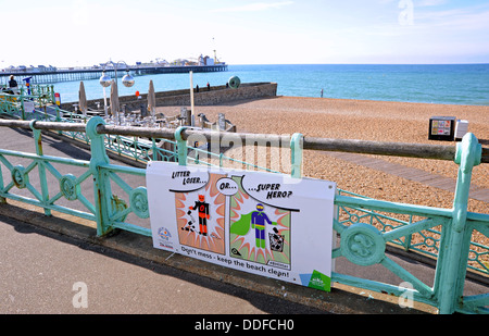 Gardez la plage propre une campagne dirigée par le journal Argus conjointement avec le Brighton & Hove City Council . Banque D'Images