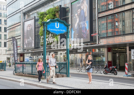 Franzosische StaBe La station de métro U-Bahn en dehors des Galeries Lafayette, la rue Friedrichstraße, Berlin, Allemagne Banque D'Images