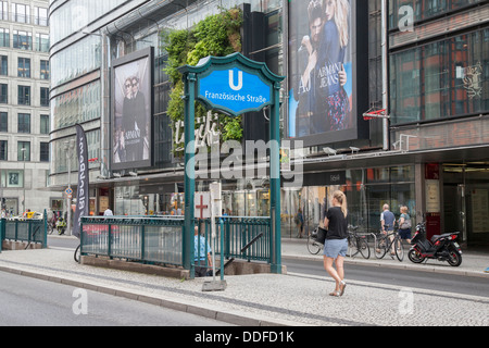 Franzosische StaBe La station de métro U-Bahn en dehors des Galeries Lafayette, la rue Friedrichstraße, Berlin, Allemagne Banque D'Images