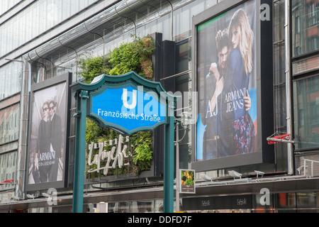 Franzosische StaBe La station de métro U-Bahn en dehors des Galeries Lafayette, la rue Friedrichstraße, Berlin, Allemagne Banque D'Images