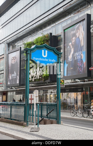 Franzosische StaBe La station de métro U-Bahn en dehors des Galeries Lafayette, la rue Friedrichstraße, Berlin, Allemagne Banque D'Images