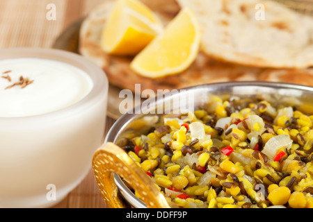 La nourriture végétarienne indienne Dhal - un bol de dhal indien ou dal faits de channa dhal et urid dhal, avec du pain naan et le yogourt. Banque D'Images