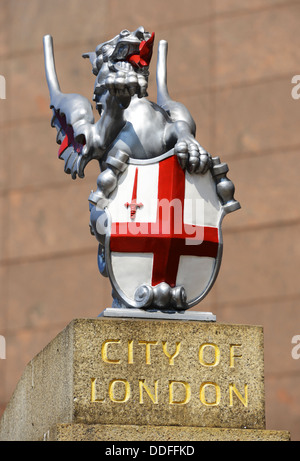 Ville de Londres statue. Statue de Dragon marque la frontière marquant limite de la ville de London, England, UK Banque D'Images