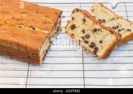 Gâteau au chocolat fraîchement cuits, coupés en rondelles, sur une grille de refroidissement Banque D'Images