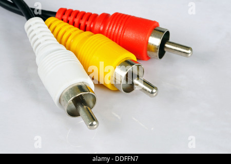 Fiches RCA/Phono sur un fond blanc. Banque D'Images