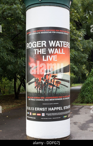 Affiche sur une colonne en pierre Roger Waters publicité ' Le Mur' vivent à Vienne Autriche Banque D'Images