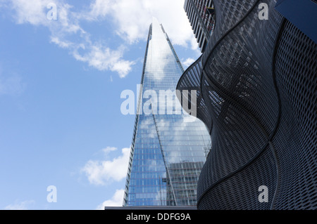 Le Shard London Bridge avec une partie du boiler suit par Thomas Heatherwick à Guy's Hospital à l'avant-plan. Banque D'Images