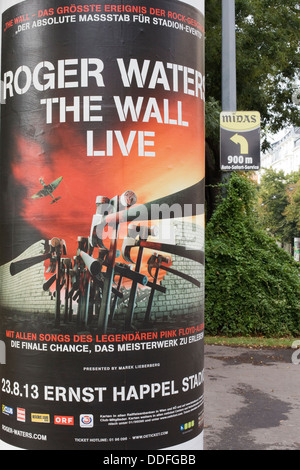 Affiche sur une colonne en pierre Roger Waters publicité ' Le Mur' vivent à Vienne Autriche Banque D'Images