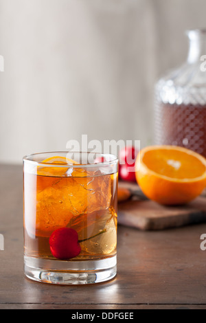 Vieux jeu classique cocktail avec une cerise sur une table en bois Banque D'Images