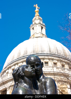 Les jeunes amoureux 'Bronze' sculpture par Georg autrichienne la Cathédrale St Paul Ehrlich Londres Angleterre Europe Banque D'Images