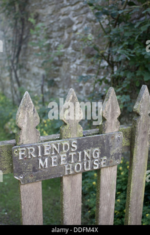 La réunion Quaker Celebrites maison 'Friends Meeting House' signe sur Llandegley Radnoershire porte en bois près de Powys Pays de Galles UK Banque D'Images