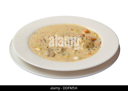 Soupe de fruits de mer Palourdes Chaudrée de maïs avec des pommes de terre Carottes Poivre libre isolé sur fond blanc Banque D'Images