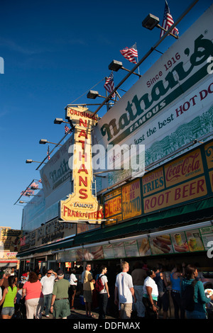 Inscrivez-NATHANS CÉLÈBRE STAND DE HOT-DOG SURF CONEY ISLAND AVENUE BROOKLYN NEW YORK USA Banque D'Images