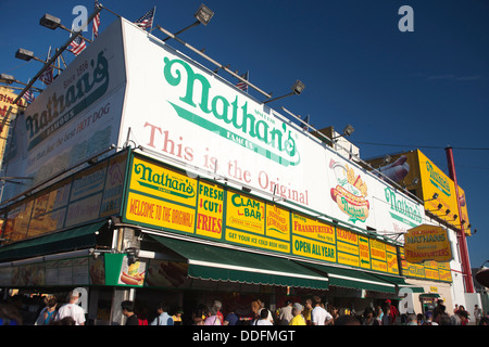 Inscrivez-NATHANS CÉLÈBRE STAND DE HOT-DOG SURF CONEY ISLAND AVENUE BROOKLYN NEW YORK USA Banque D'Images