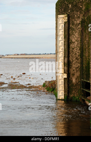 Marqueur de niveau d'eau à la plage, montrant un très faible niveau de l'eau Banque D'Images