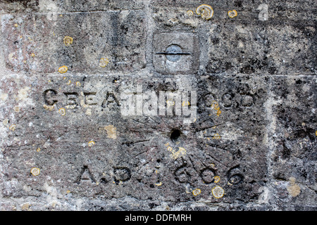 Marqueur sur le mur du porche de l'église indiquant le degré de grande inondation du 30 janvier 1607 Redwick Newport Wales UK Banque D'Images