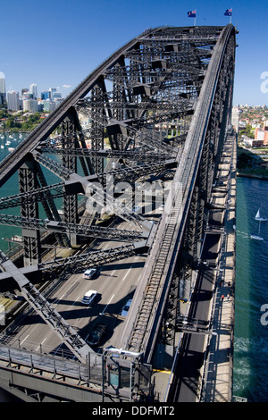 Vue vers le nord de Sydney le Sydney Harbour Bridge Pylon à Sydney, Australie Banque D'Images