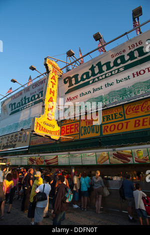 Inscrivez-NATHANS CÉLÈBRE STAND DE HOT-DOG SURF CONEY ISLAND AVENUE BROOKLYN NEW YORK USA Banque D'Images