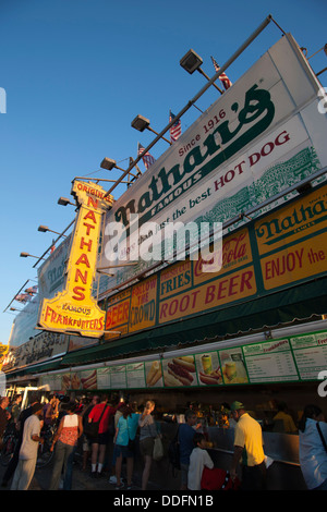 Inscrivez-NATHANS CÉLÈBRE STAND DE HOT-DOG SURF CONEY ISLAND AVENUE BROOKLYN NEW YORK USA Banque D'Images