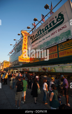 Inscrivez-NATHANS CÉLÈBRE STAND DE HOT-DOG SURF CONEY ISLAND AVENUE BROOKLYN NEW YORK USA Banque D'Images