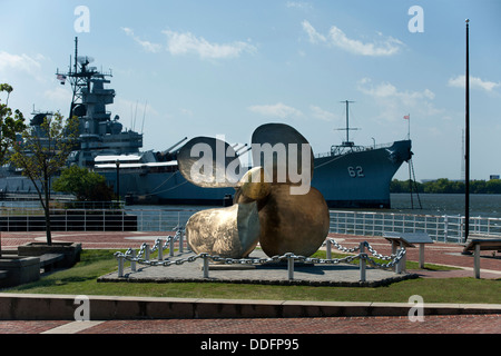 Hélice DE BATEAU EN LAITON À NEW JERSEY BATTLESHIP MEMORIAL WATERFRONT PARK, Camden au New Jersey USA Banque D'Images