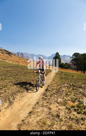 Un trajet en vélo de montagne le long d'une voie unique chemin dans la zone de haute montagne du Drakensberg en Afrique du Sud Banque D'Images