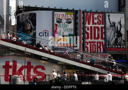 Des panneaux de théâtre STAND TKTS ÉTAPES TIMES SQUARE MANHATTAN NEW YORK USA Banque D'Images