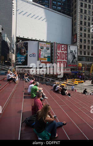 Kiosque TKTS ROUGE ÉTAPES TIMES SQUARE MANHATTAN NEW YORK USA Banque D'Images