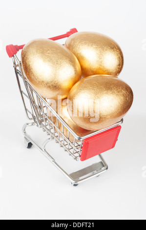 Trois des oeufs d'or sur le panier Banque D'Images