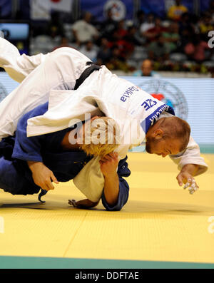 Rio de Janeiro, Brésil. Août 30, 2013. Judo tchèque Alexandr Jurecka (en haut) et Joakim Dvarby (Suède) au cours de l'homme poids 90 kg, le championnat du monde de judo à Rio de Janeiro, Brésil, le 30 août 2013. © Martin Gregor/CTK Photo/Alamy Live News Banque D'Images