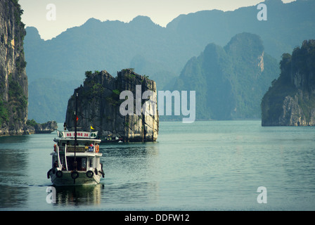 Perdu dans la baie d'Halong en bateau Banque D'Images