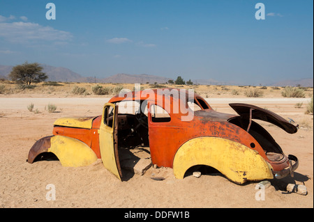 Vieille carcasse de voiture coincé dans le sable à Solitaire, Khomas region, Namibie Banque D'Images