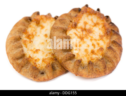 Carélie finlandaise traditionnelle pasties sur fond blanc Banque D'Images