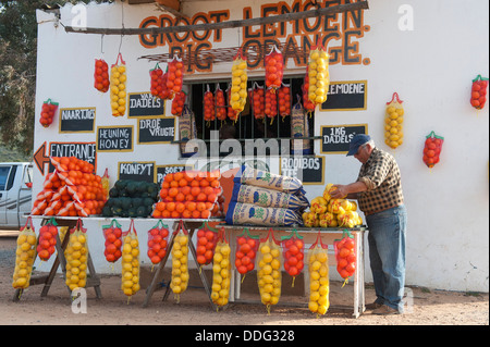 Ventes des agriculteurs les oranges et d'autres produits de la ferme en face d'une ferme-calage, Citrusdal, ouest de Caper, Afrique du Sud Banque D'Images