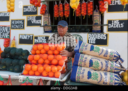 Ventes des agriculteurs les oranges et d'autres produits de la ferme en face d'une ferme-calage, Citrusdal, ouest de Caper, Afrique du Sud Banque D'Images