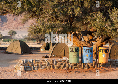 Les bacs de recyclage pour le verre, le métal et autres matériaux et tentes au camping de Sesriem, Namibie, région Khomas Banque D'Images