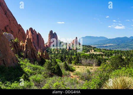 Vue depuis la route à travers le Jardin des Dieux parc public, Colorado Springs, Colorado, États-Unis Banque D'Images