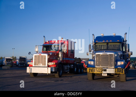 Le rouge et le bleu les cabines de camion semi remorque tracteur stationné jusqu'à l'arrêt de camion d'Ellensburg, comté de Kittitas, WASHINGTON WA, USA Banque D'Images