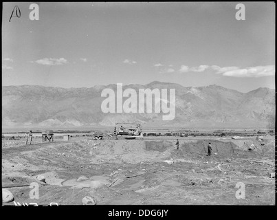 Manzanar Manzanar, Centre de réinstallation, en Californie. Vue de la construction du réservoir d'eau à Manzan . . . 538512 Banque D'Images