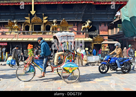 Moto et de pousse-pousse sur Indra Chowk carré avant de Akash Bhairab Kathmandou Népal Banque D'Images