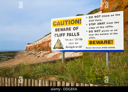 Panneau d'avertissement à l'érosion des falaises de couleur à Hunstanton North Norfolk ville côtière England UK GB EU Europe Banque D'Images