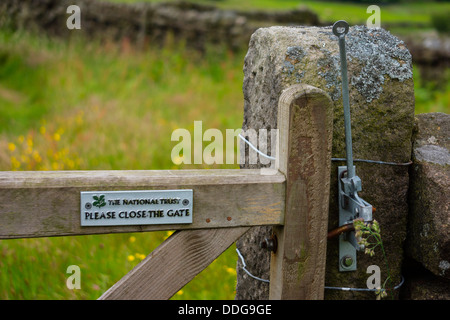 Inscrivez-vous sur gate Veuillez fermer la porte National Trust Parc national de Peak District Banque D'Images