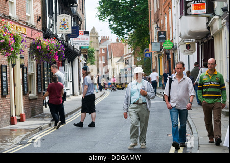 Consommateurs et aux touristes sur high street, dans le centre ville de York North Yorkshire England UK Banque D'Images