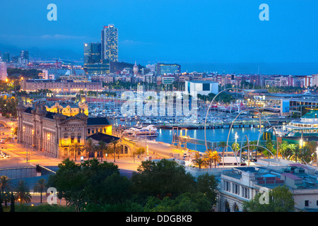 Vue de nuit sur Barcelone, skyline de l'Espagne - vue sur le port Banque D'Images