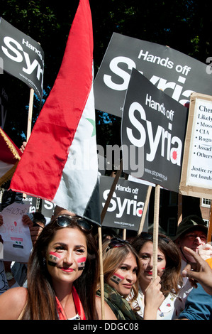 Les jeunes femmes syriennes avec des drapeaux peints sur leurs joues à demo contre l'intervention en Syrie Banque D'Images