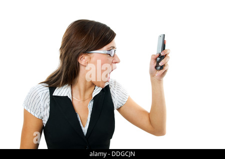 Femme en colère en criant à son téléphone portable Banque D'Images